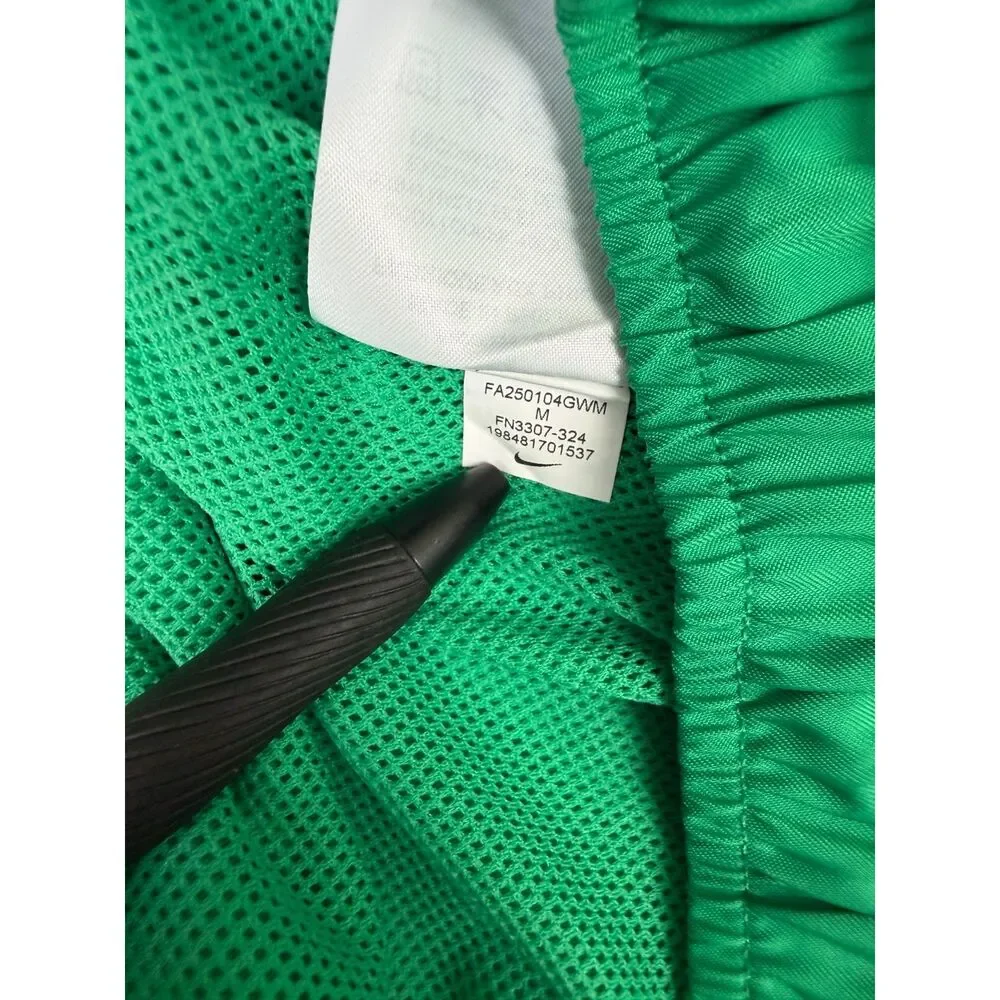 Men's Nike Club Woven Flow Shorts Size Medium Stadium Green FN3307-324